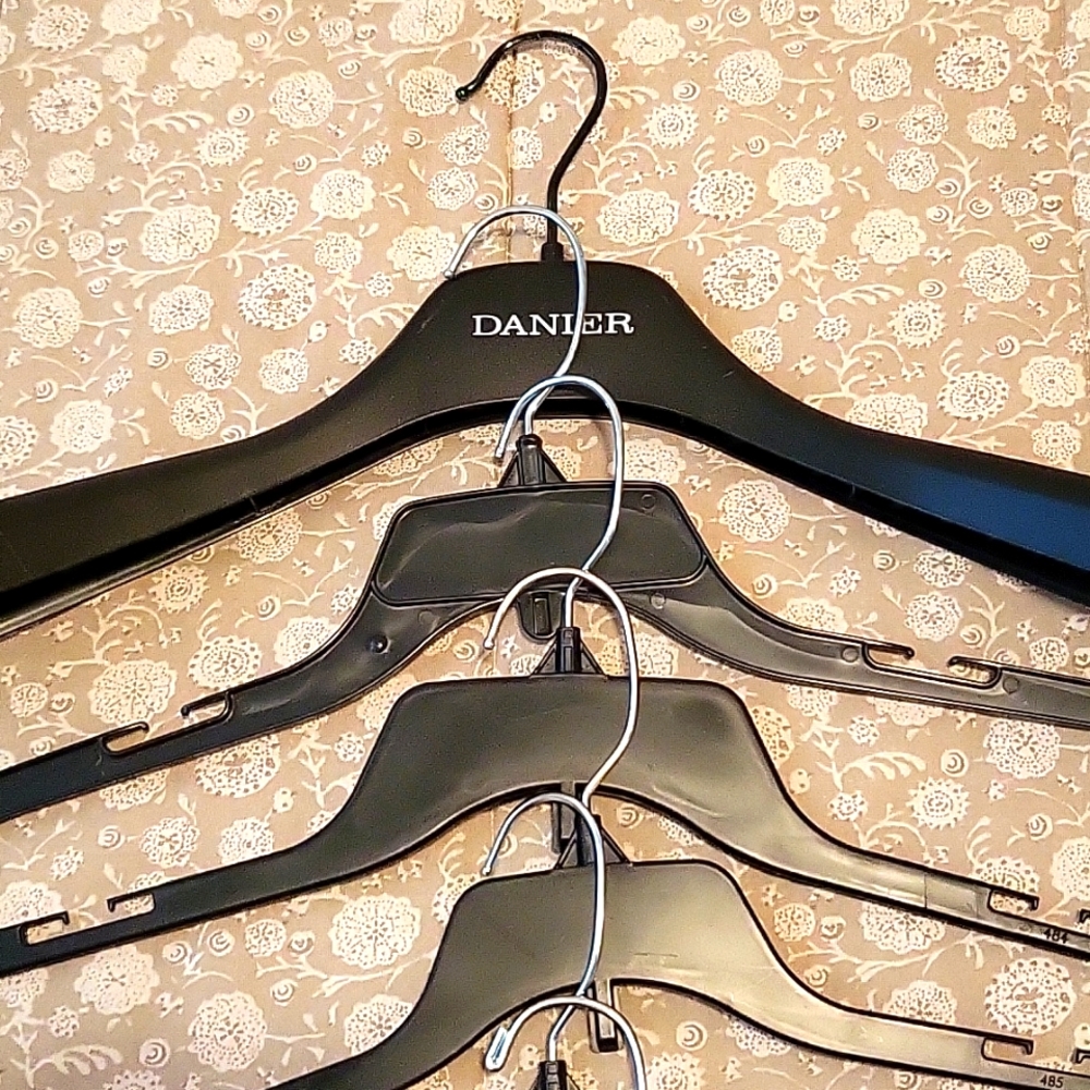 FLASH SALE! Get Organized! Set of 20 Jacket/Shirt/Dress Hangers, Black & Clear